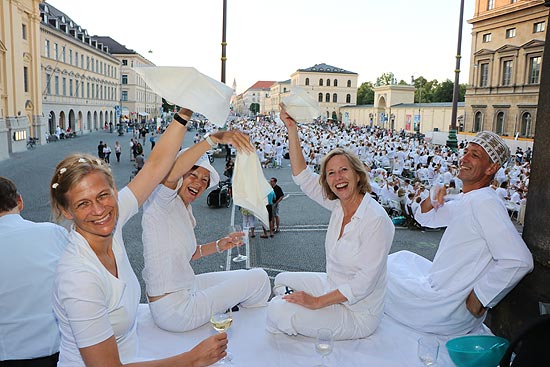 "D&icirc;ner en blanc" M&uuml;nchen 2019 auf dem Odeonsplatz (&copy;Foto Martin Schmitz)